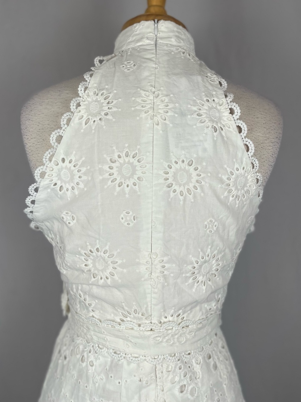 White Lace Overlay Sleevess Dress Size Large Eyelet Fit Flare Belt Feminine NWT - Picture 5 of 12
